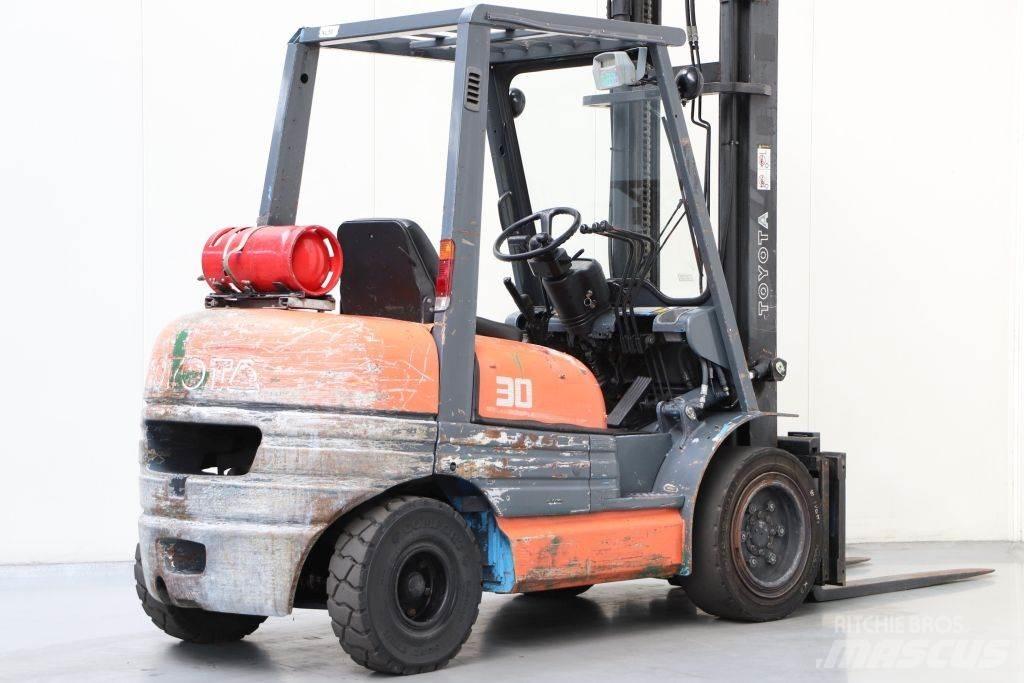 Toyota 02-6FGF30 Nestekaasutrukit