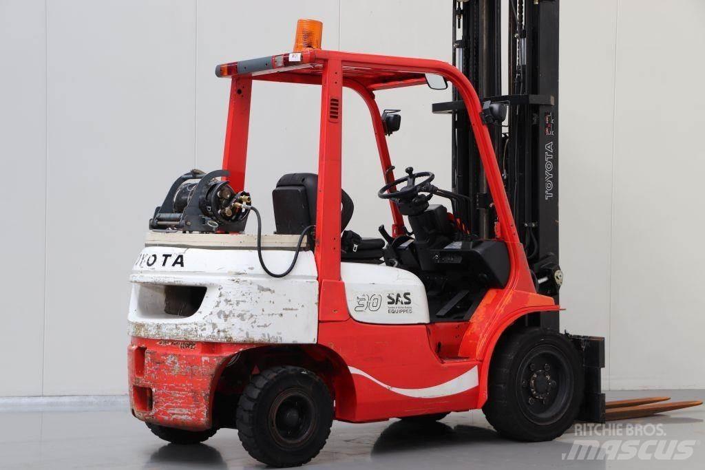 Toyota 02-7FGF30 Nestekaasutrukit