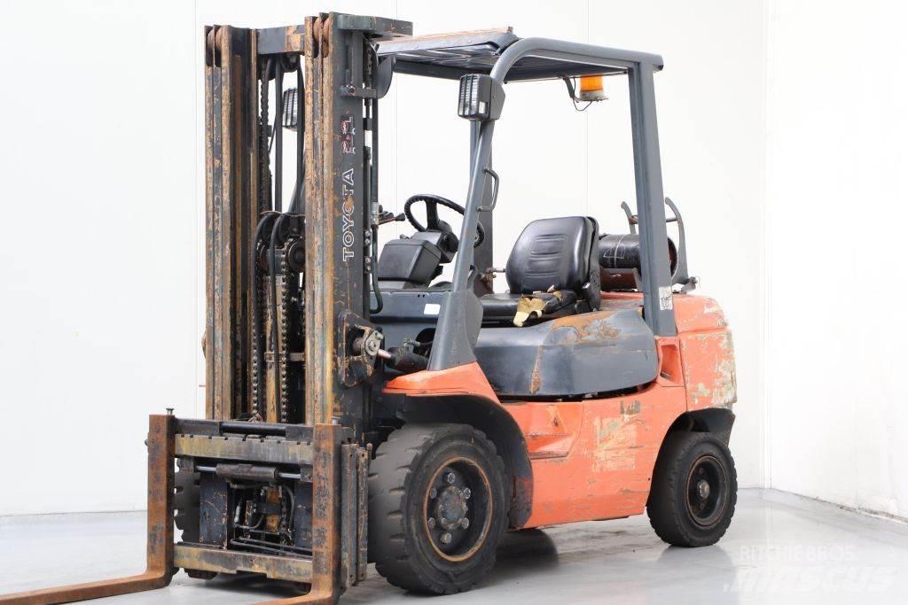 Toyota 02-7FGF30 Nestekaasutrukit