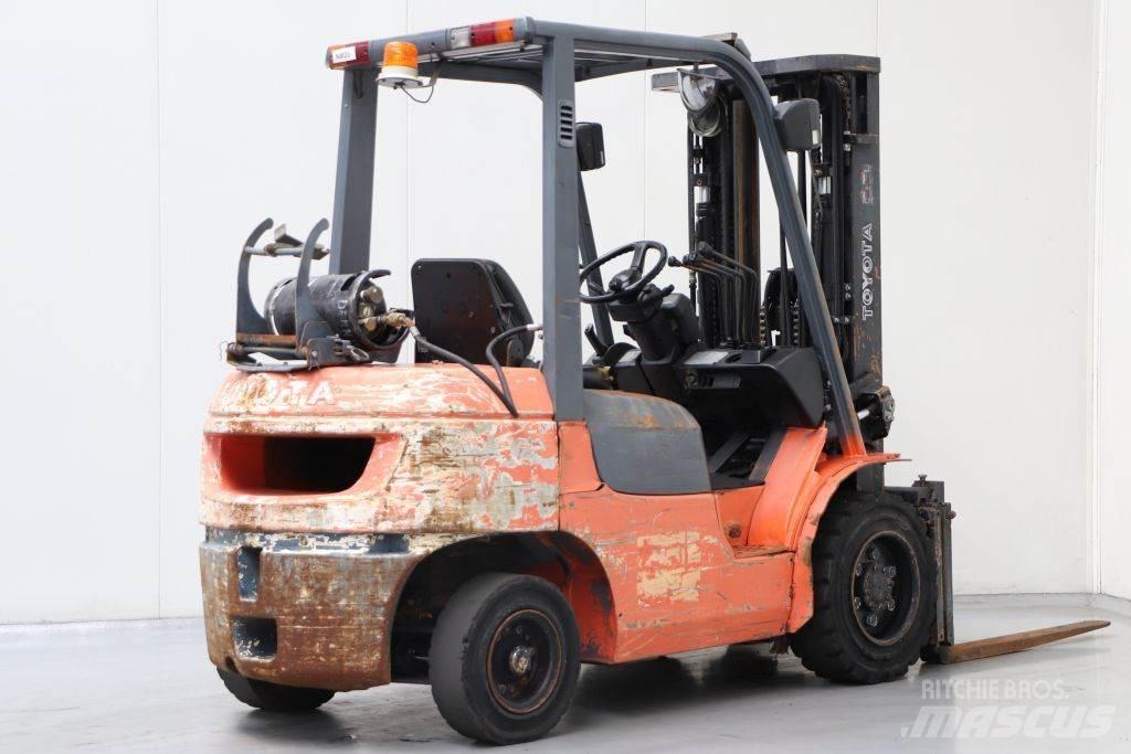 Toyota 02-7FGF30 Nestekaasutrukit