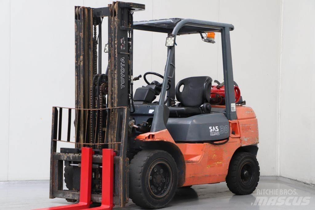 Toyota 02-7FGF30 Nestekaasutrukit