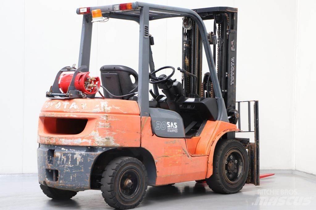 Toyota 02-7FGF30 Nestekaasutrukit