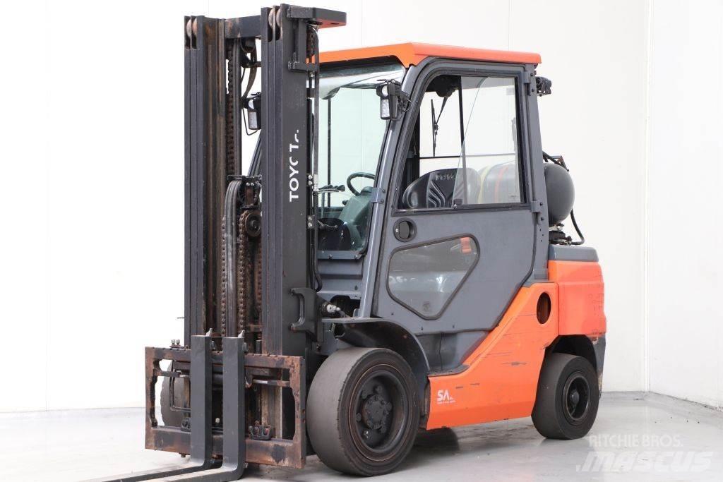 Toyota 02-8FGF30 Nestekaasutrukit