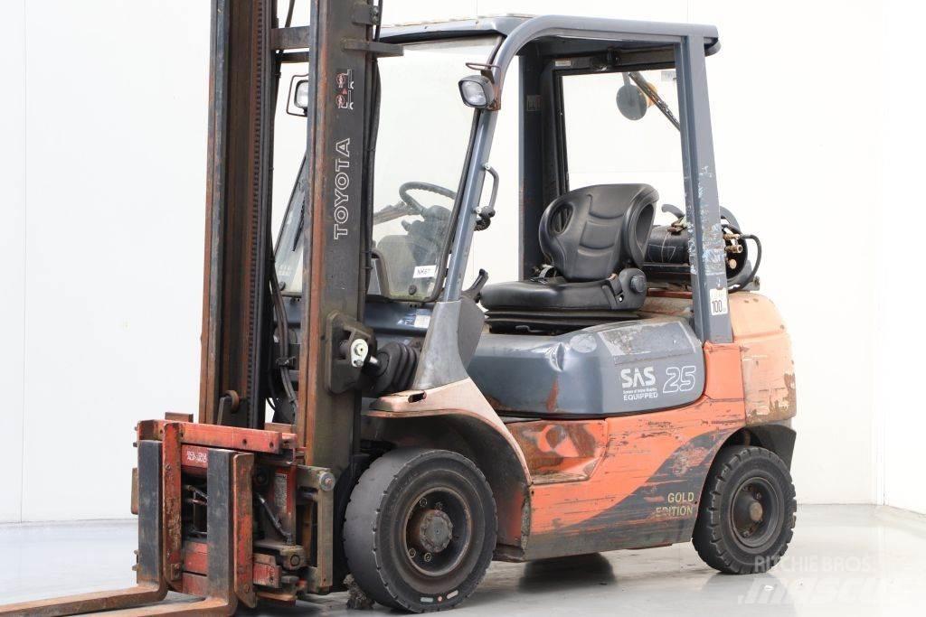 Toyota 42-7FGF25 Nestekaasutrukit
