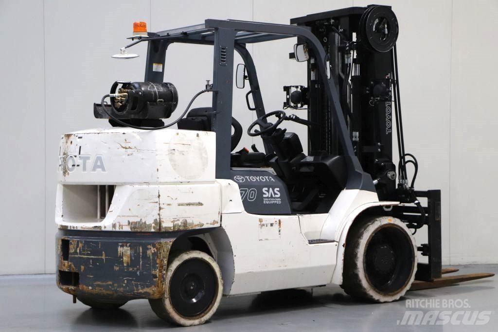 Toyota 7FGCU70 Nestekaasutrukit