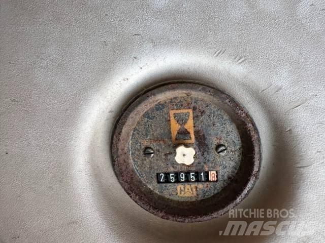 CAT 325 LN Ohjaamo ja sisusta