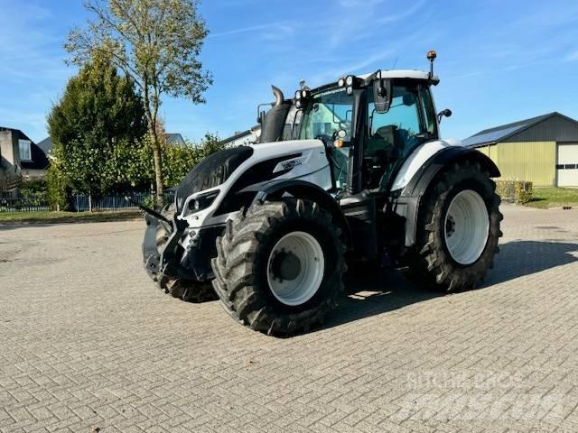 Valtra T214 Versu Traktorit