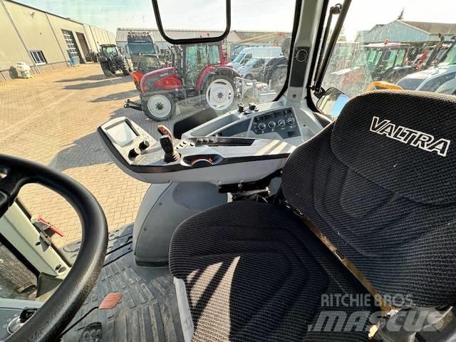 Valtra T214 Versu Traktorit