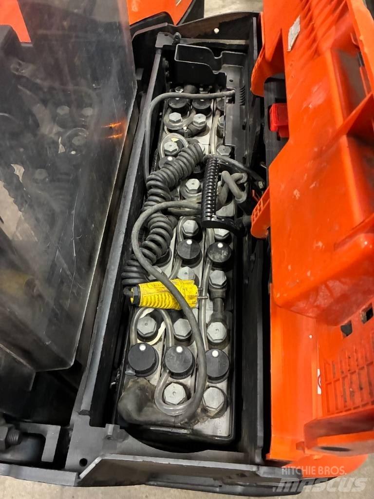 Toyota SWE120L Käyden ajettavat pinoamistrukit