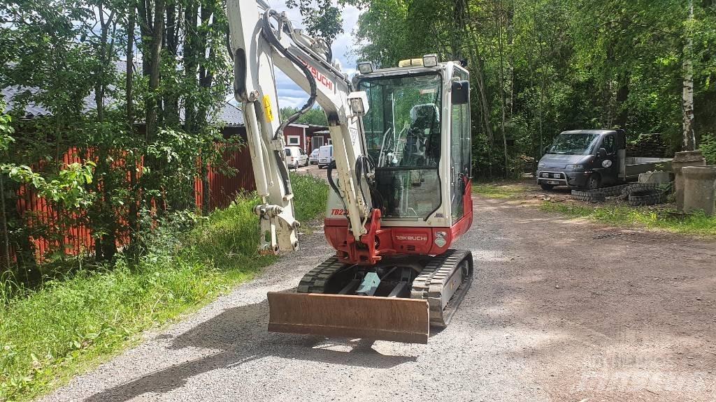 Takeuchi TB230 Minikaivukoneet < 7t