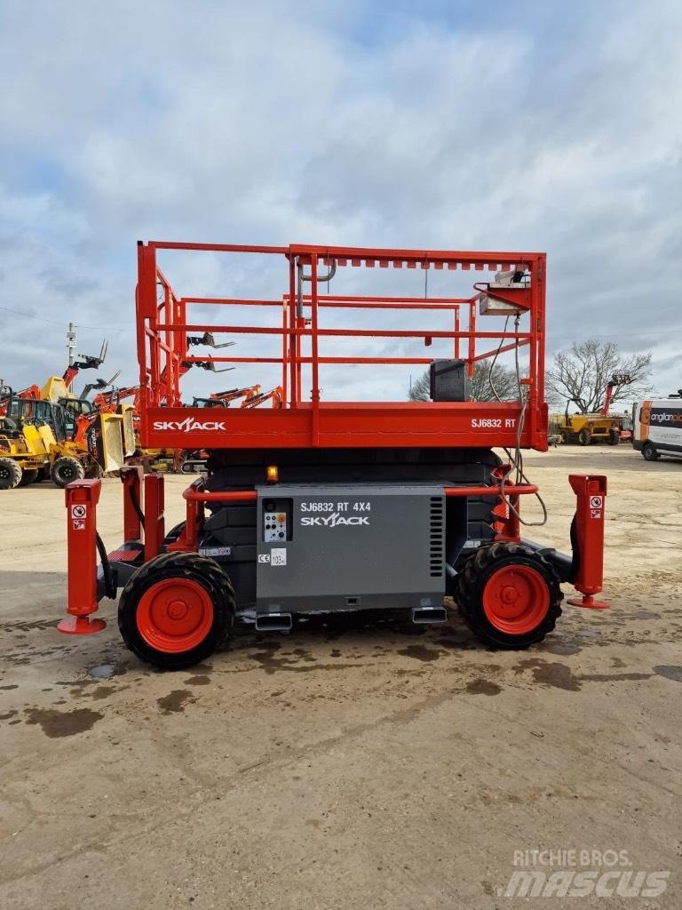 SkyJack SJ 6832 RT Saksilavat