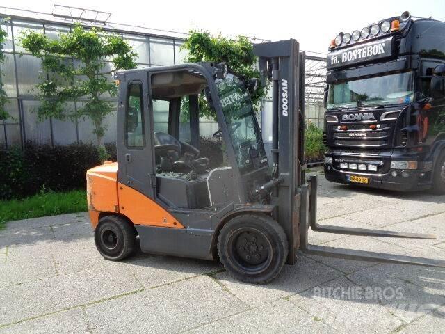 Doosan D35C-7 Dieseltrukit