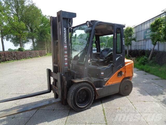 Doosan D35C-7 Dieseltrukit