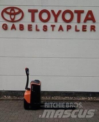 Toyota LWE 200 Lavansiirtotrukit
