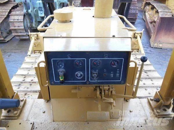 CAT D6G Telaketjupuskutraktorit