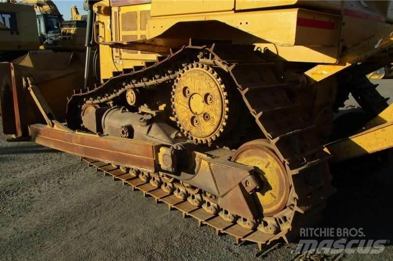 CAT D6R Telaketjupuskutraktorit