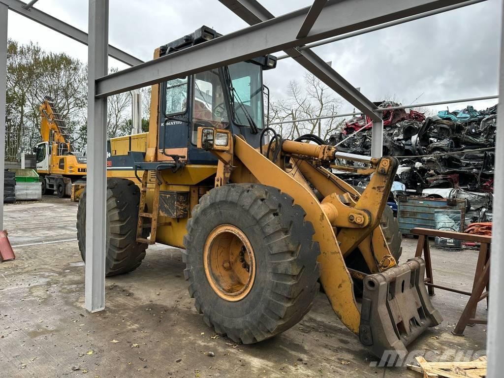 Komatsu WA200 Pyöräkuormaajat