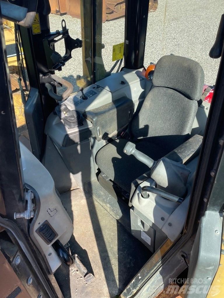 CAT D6N Telaketjupuskutraktorit