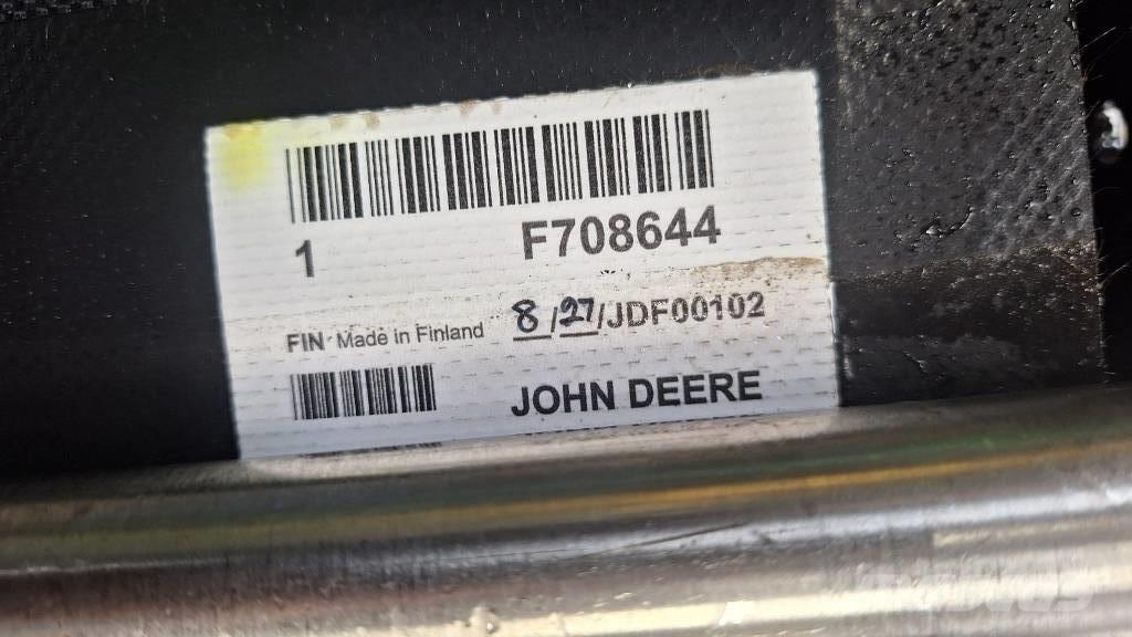 John Deere F708644 Ohjaamo ja sisusta
