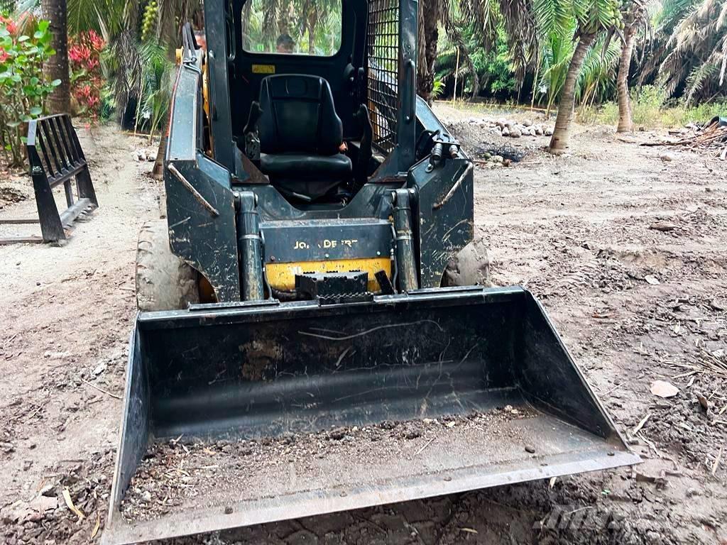 John Deere 312 Liukuohjatut kuormaajat