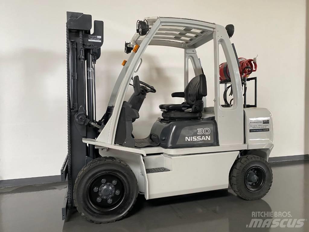 Nissan UG1D2A30LQ Nestekaasutrukit
