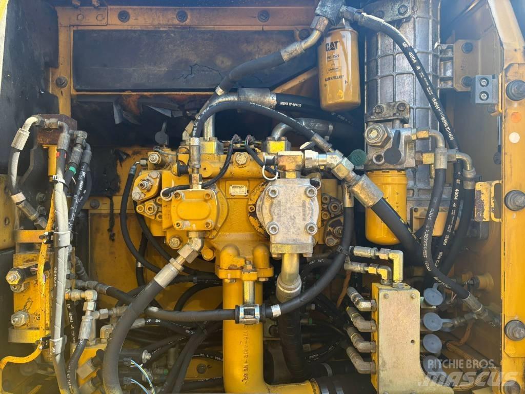 CAT 323 D L Telakaivukoneet