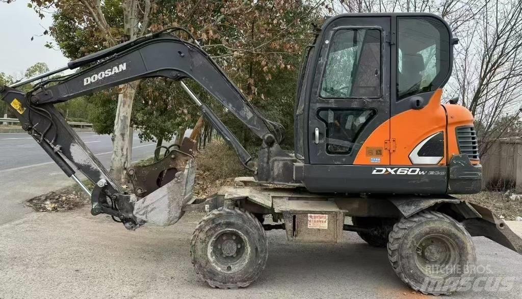 Doosan DX 60 Pyöräkaivukoneet