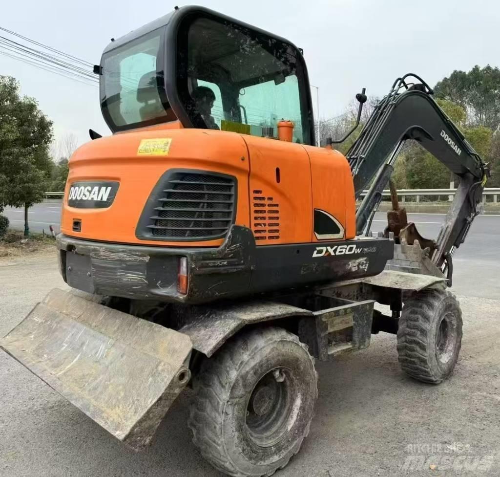 Doosan DX 60 Pyöräkaivukoneet