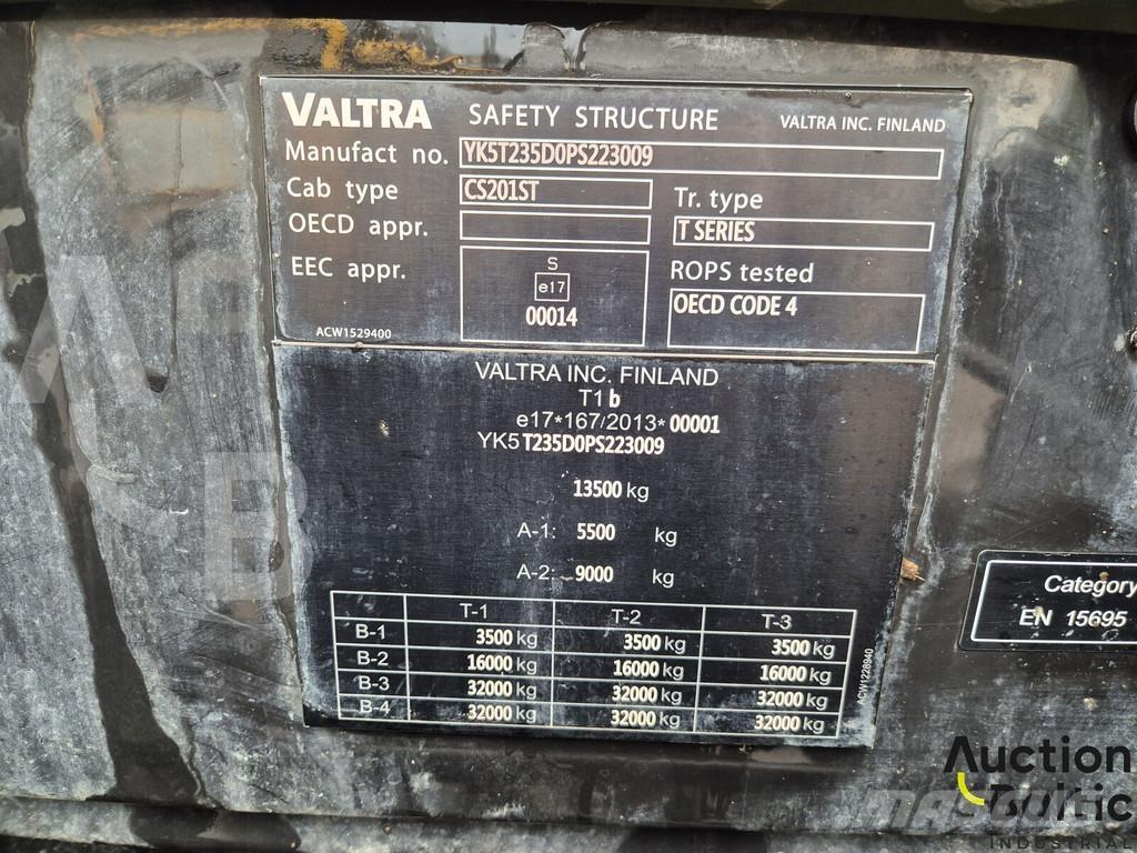 Valtra T235 Traktorit