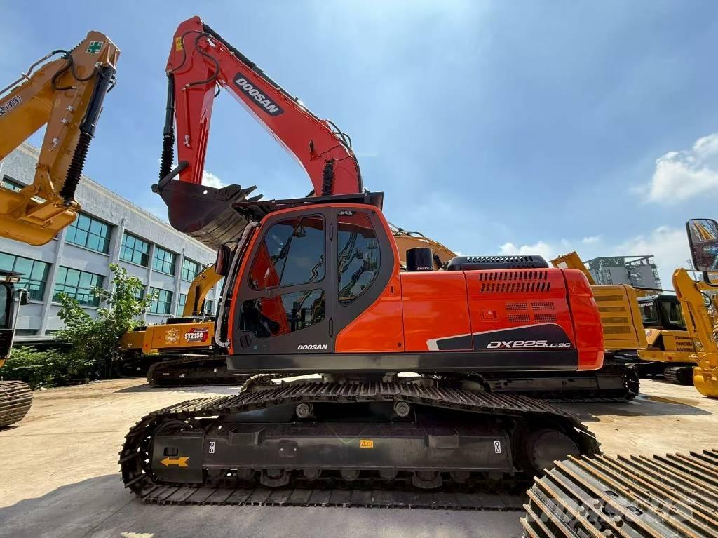 Doosan DX 225 Telakaivukoneet