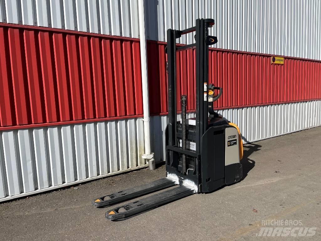 Crown ETi40001,2 Käyden ajettavat pinoamistrukit