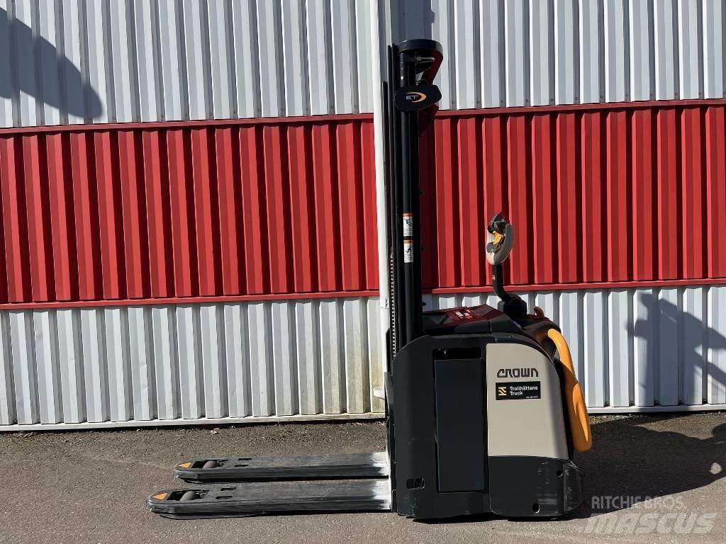 Crown ETi40001,2 Käyden ajettavat pinoamistrukit