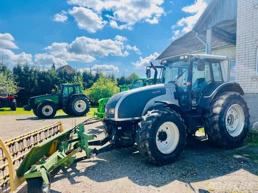 Valtra T 121 Traktorit