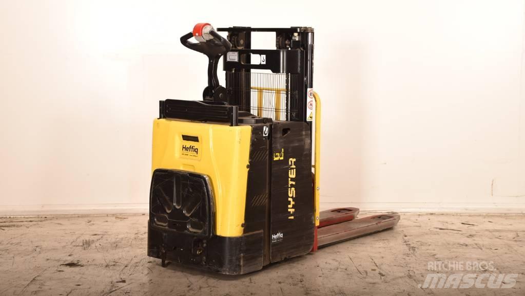 Hyster P2.0SD Lavansiirtotrukit ajotasolla