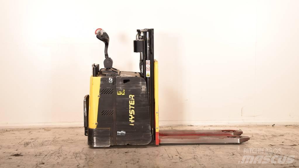 Hyster P2.0SD Lavansiirtotrukit ajotasolla