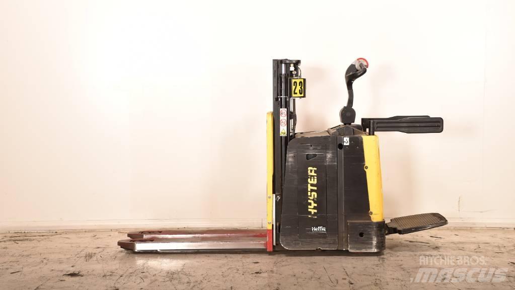 Hyster P2.0SD Lavansiirtotrukit ajotasolla