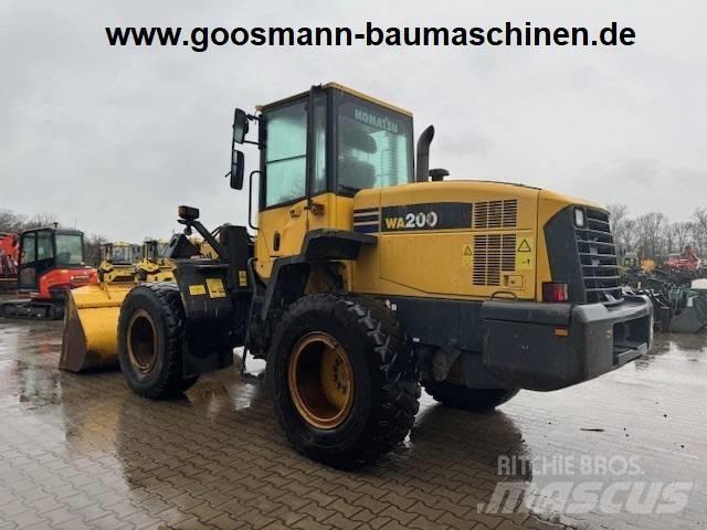Komatsu WA 200 Pyöräkuormaajat