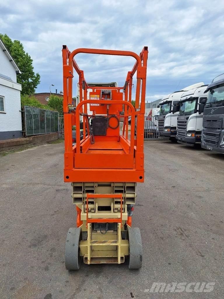 JLG 2030 ES Saksilavat