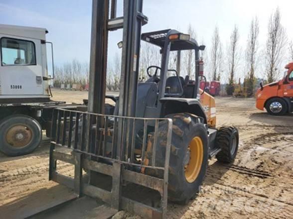 CASE 586H Maastotrukit