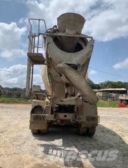 Iveco Trakker 440 Betonikuorma-autot