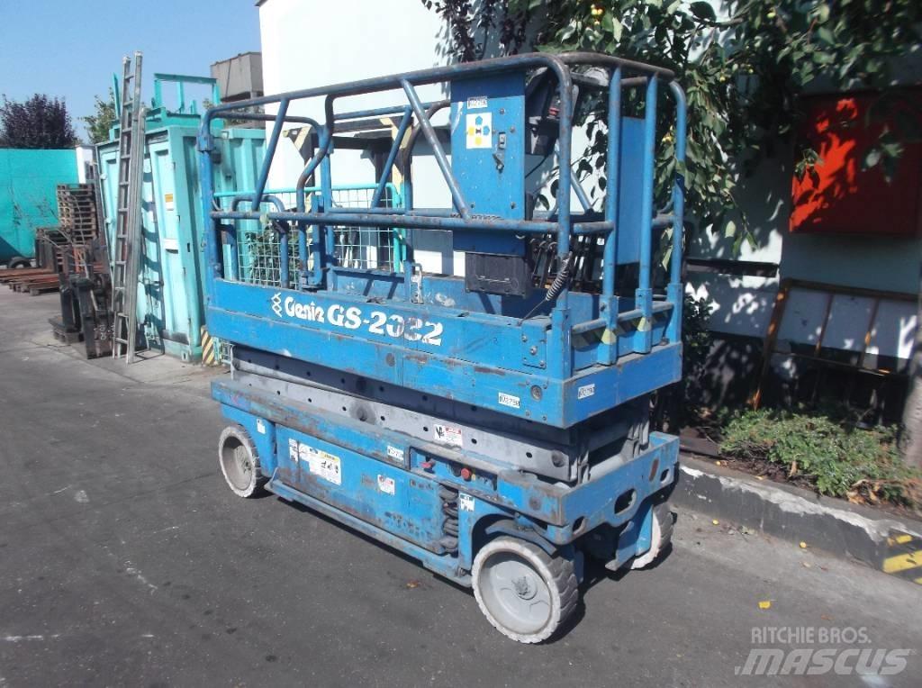 Genie GS 2032    V-2790 Henkilönostimet ja nostolaitteet