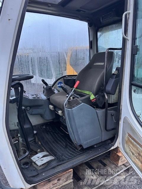 Liebherr A 314 CAB Ohjaamo ja sisusta