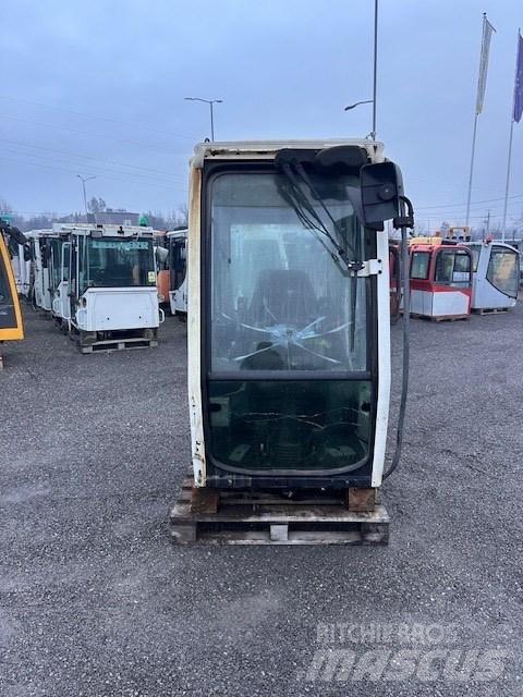 Liebherr A 314 CAB Ohjaamo ja sisusta