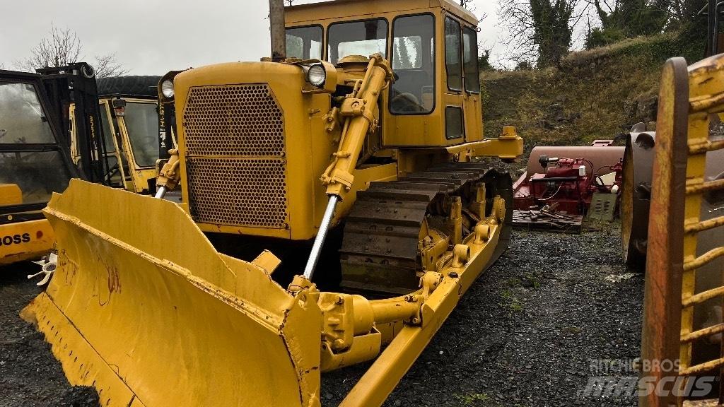 CAT D7 with ripper Telaketjupuskutraktorit