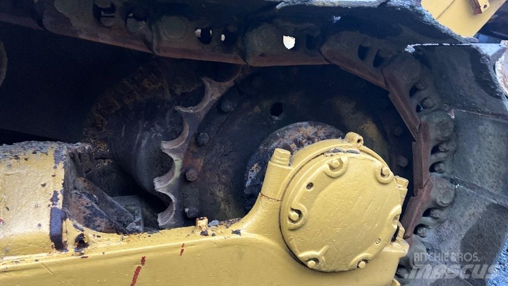 CAT D7 with ripper Telaketjupuskutraktorit