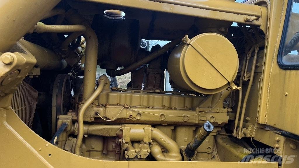 CAT D7 with ripper Telaketjupuskutraktorit