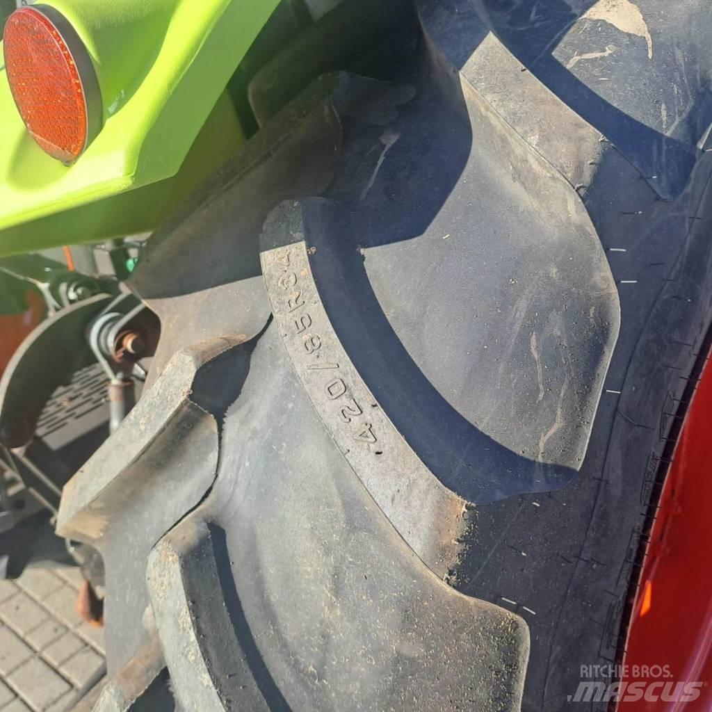 CLAAS Axos 330 Traktorit