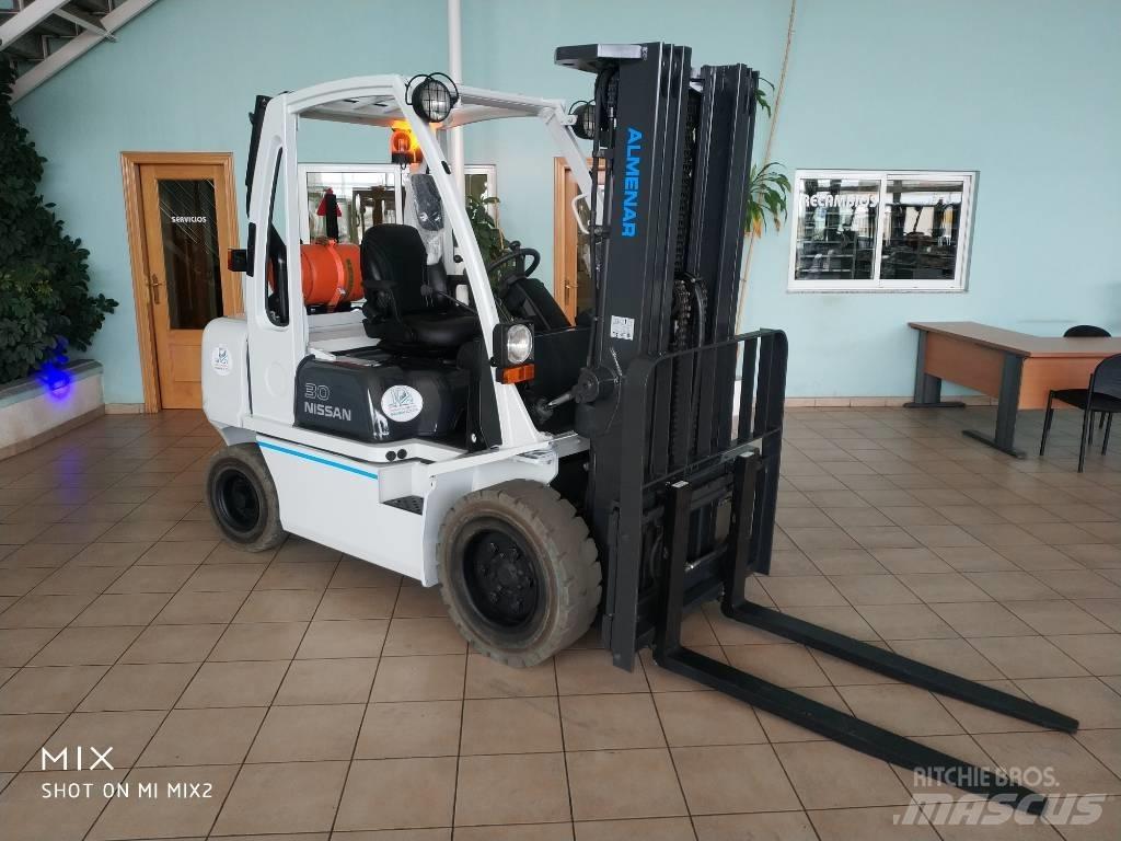 Nissan UGD-30 Nestekaasutrukit