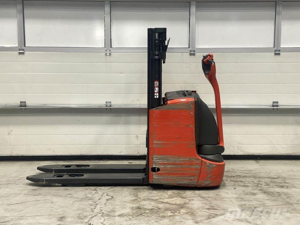 Linde L12 I Käyden ajettavat pinoamistrukit