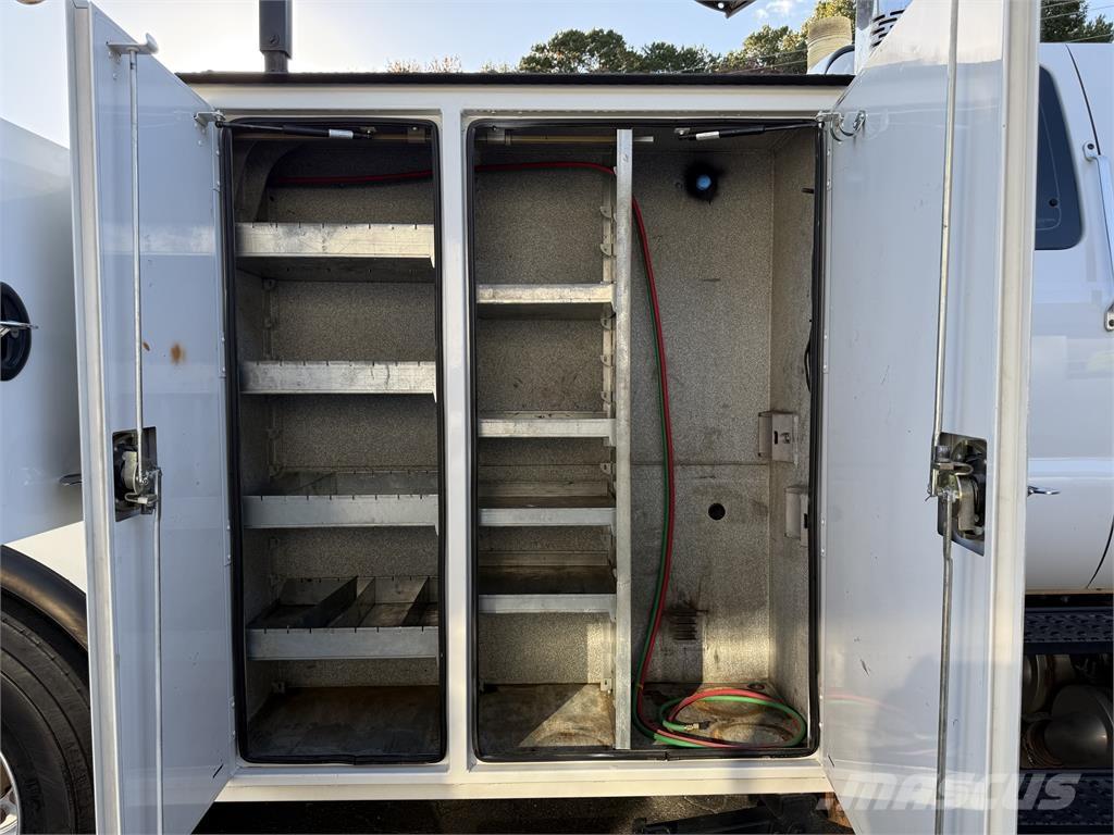 Ford F750 Tienhoitoautot